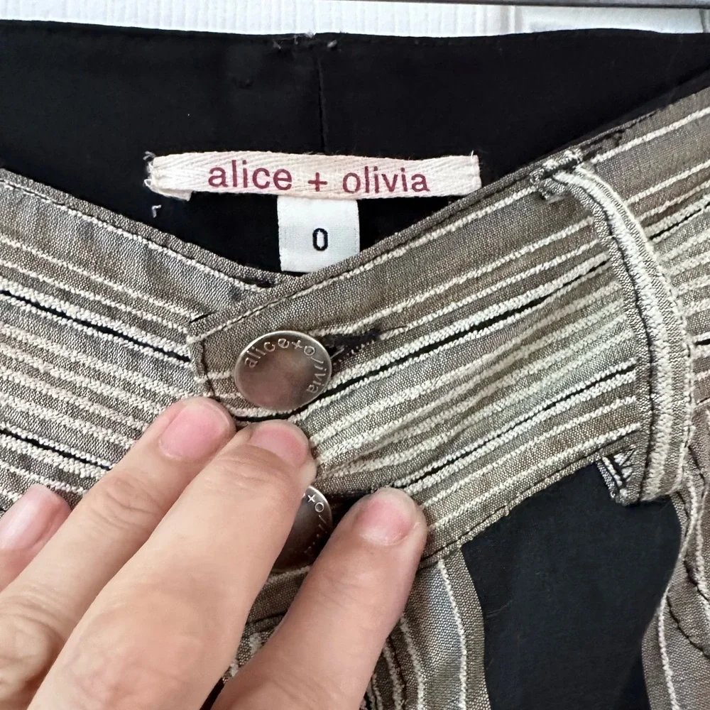 Alice + Olivia Cropped Striped Pants. Size 0 - Picture 5 of 12